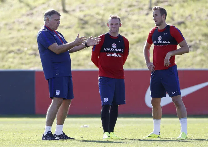 Sam Allardyce trên đường pitch với phong thái đầy quyết tâm và quyết đoán