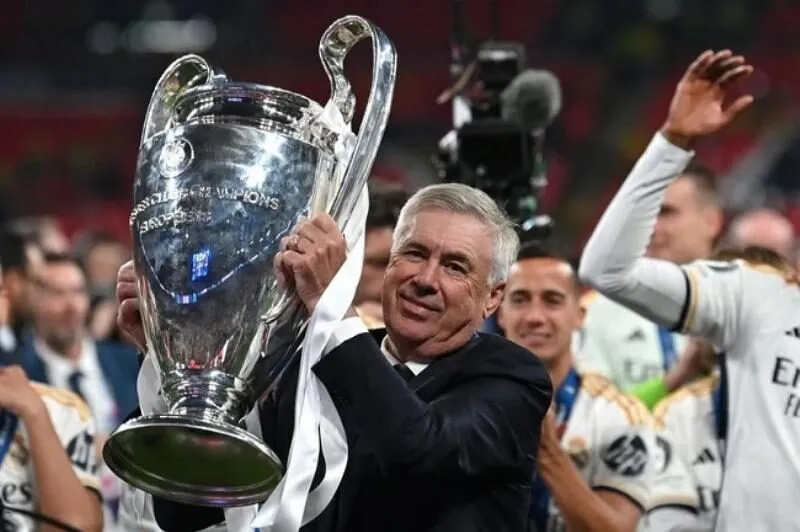 Carlo Ancelotti tại AC Milan với chiếc cúp Champions League danh giá năm 2003.