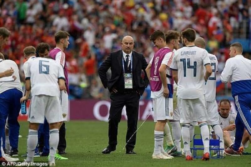 Stanislav Cherchesov ăn mừng sau trận đấu World Cup