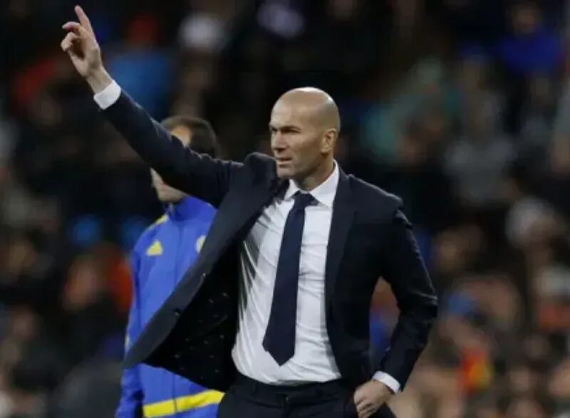 Zinedine Zidane chỉ đạo các học trò trong một trận đấu quan trọng của Real Madrid